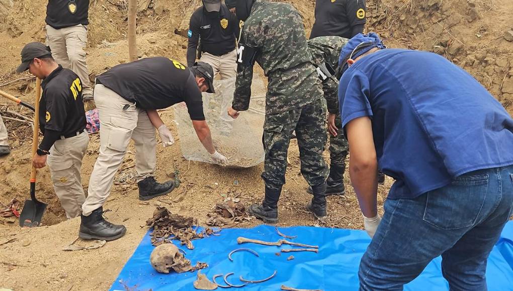 Hallan dos osamentas más en cementerio clandestino en Lomas del Carmen