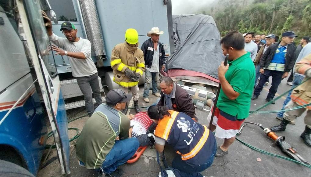 Atrapados entre amasijos de hierros: tres choques fatales en sábado trágico en Honduras