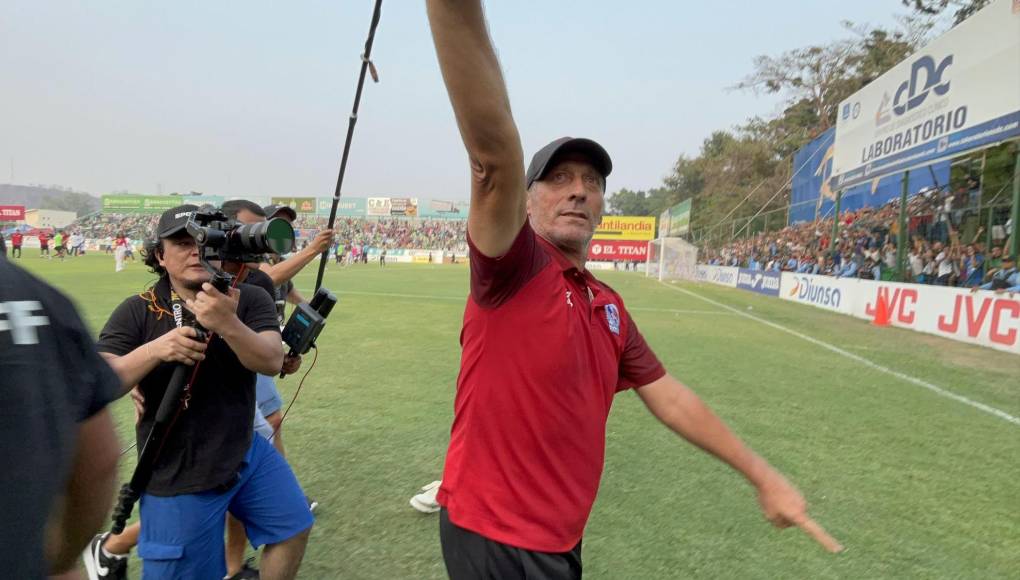 ¡Fiesta blanca en SPS! Así celebró Pedro Troglio el triunfo 38 del Olimpia