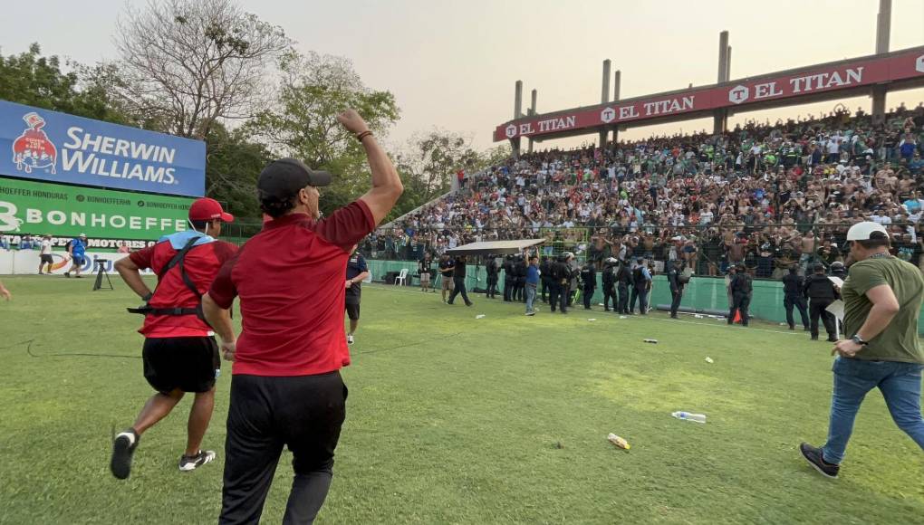 ¡Fiesta blanca en SPS! Así celebró Pedro Troglio el triunfo 38 del Olimpia