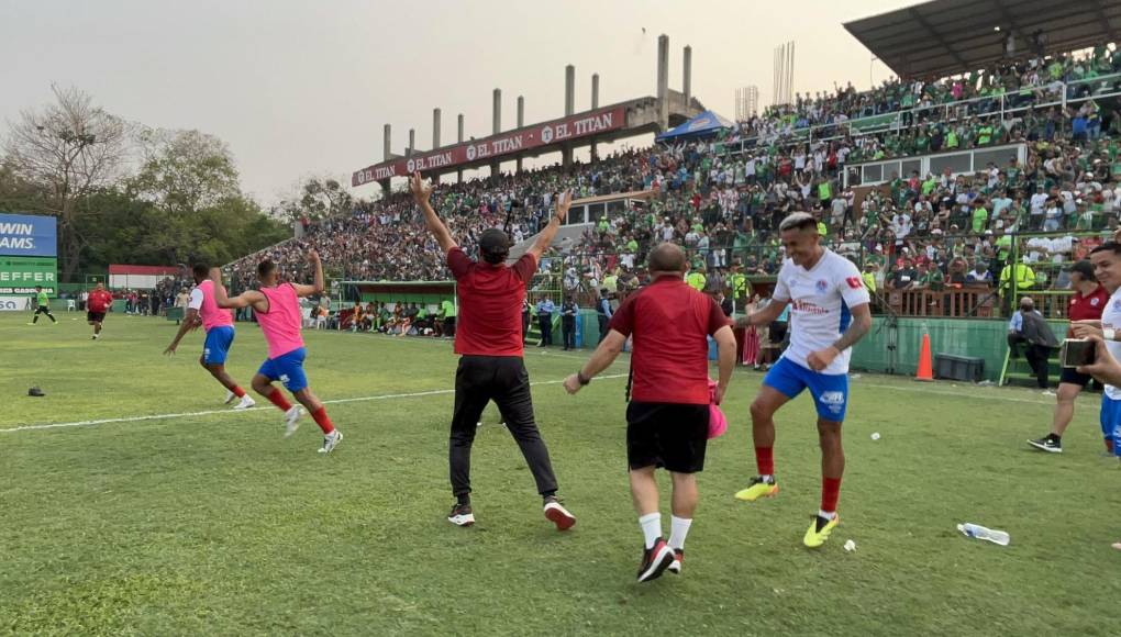 ¡Fiesta blanca en SPS! Así celebró Pedro Troglio el triunfo 38 del Olimpia