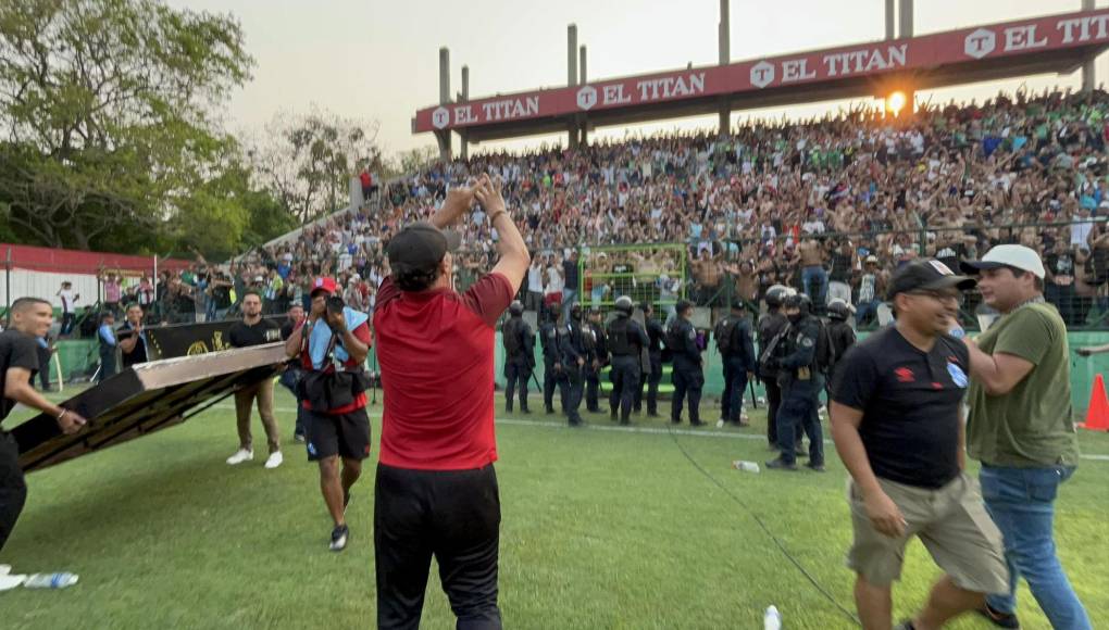 ¡Fiesta blanca en SPS! Así celebró Pedro Troglio el triunfo 38 del Olimpia