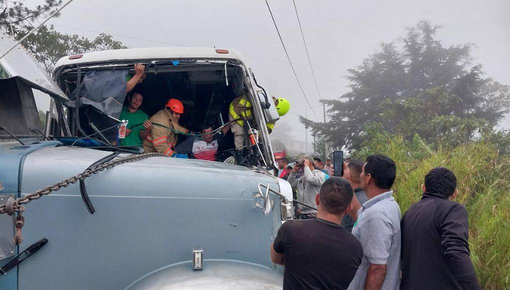Atrapados entre amasijos de hierros: tres choques fatales en sábado trágico en Honduras