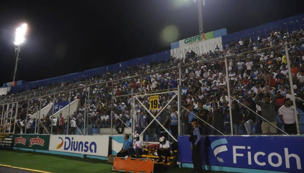 Las mejores pancartas que engalanaron el estadio Nacional en el Honduras-México