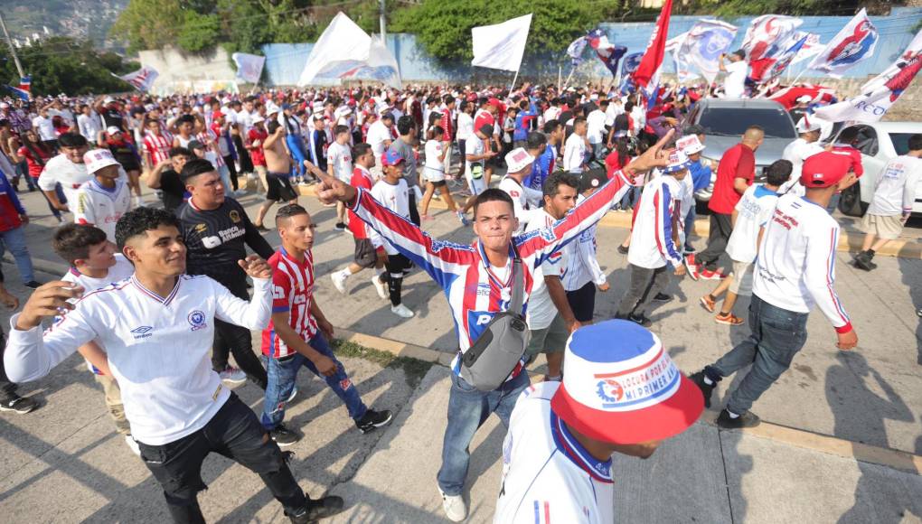 La majestuosa llegada de la Ultra Fiel para final de ida de Olimpia ante Marathón