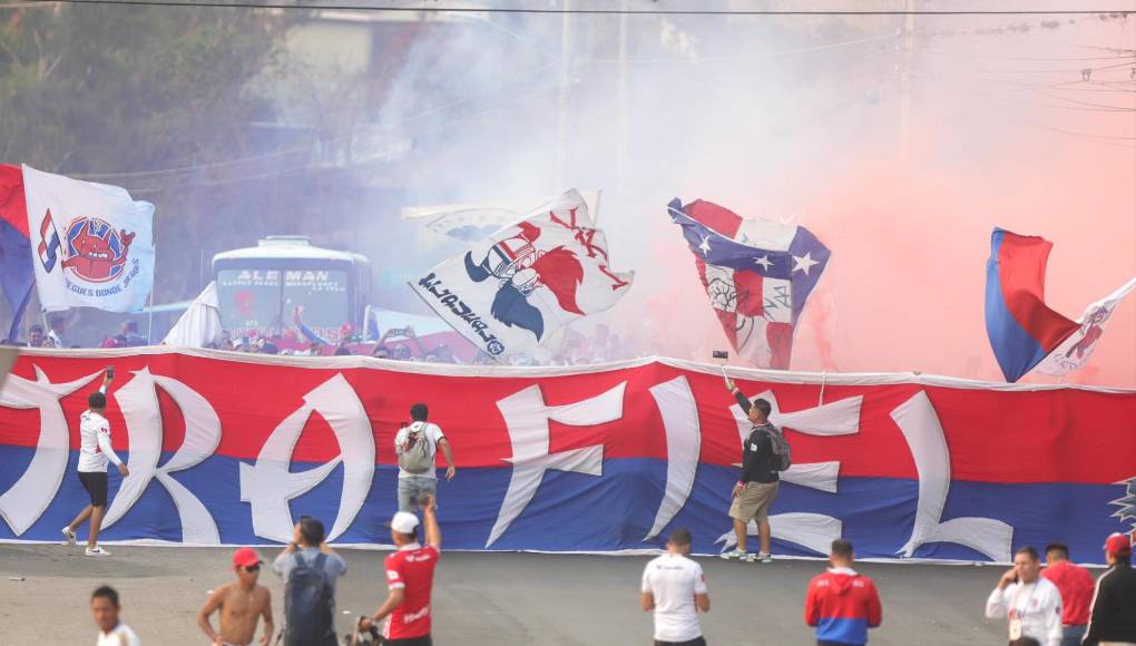 La Ultra Fiel puso el color y empujará a Olimpia a la remontada contra Real España