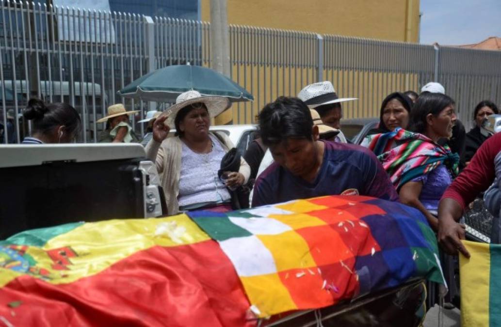 Bolivianos desafían al gobierno interino tras la muerte de cinco campesinos