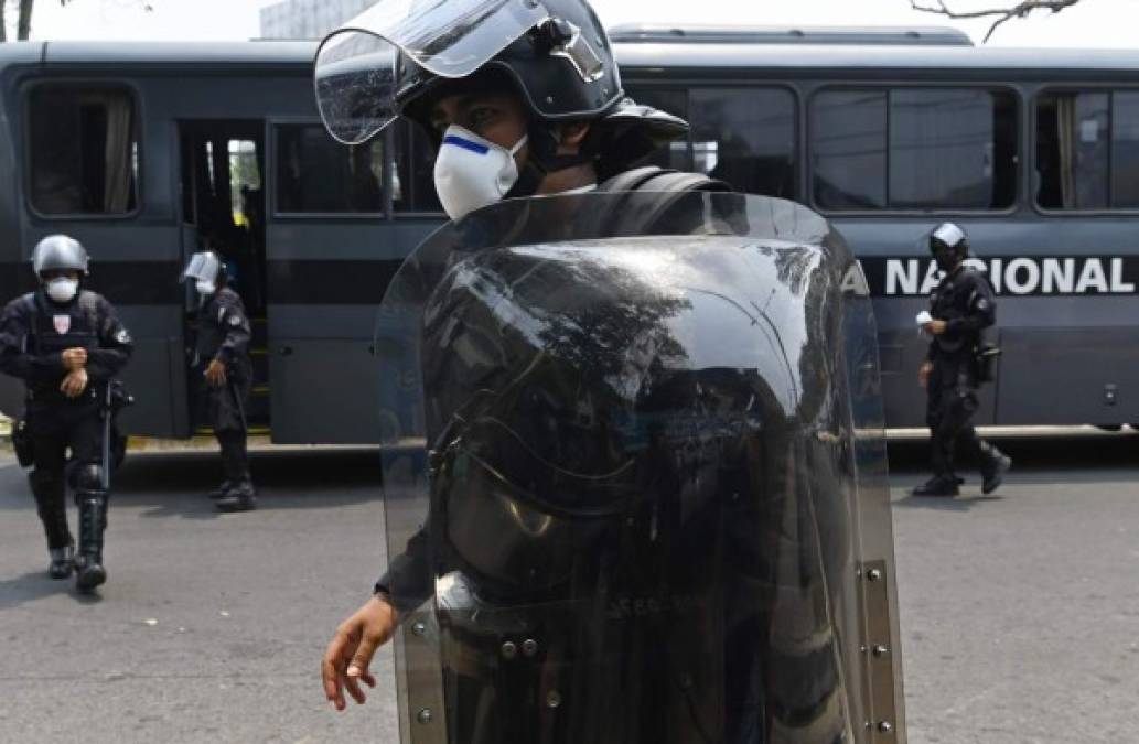 FOTOS: El Salvador y su unidad antidisturbios en centros de aislamiento