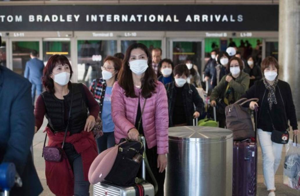 FOTOS: Con trajes de protección reciben a personas evacuadas de China