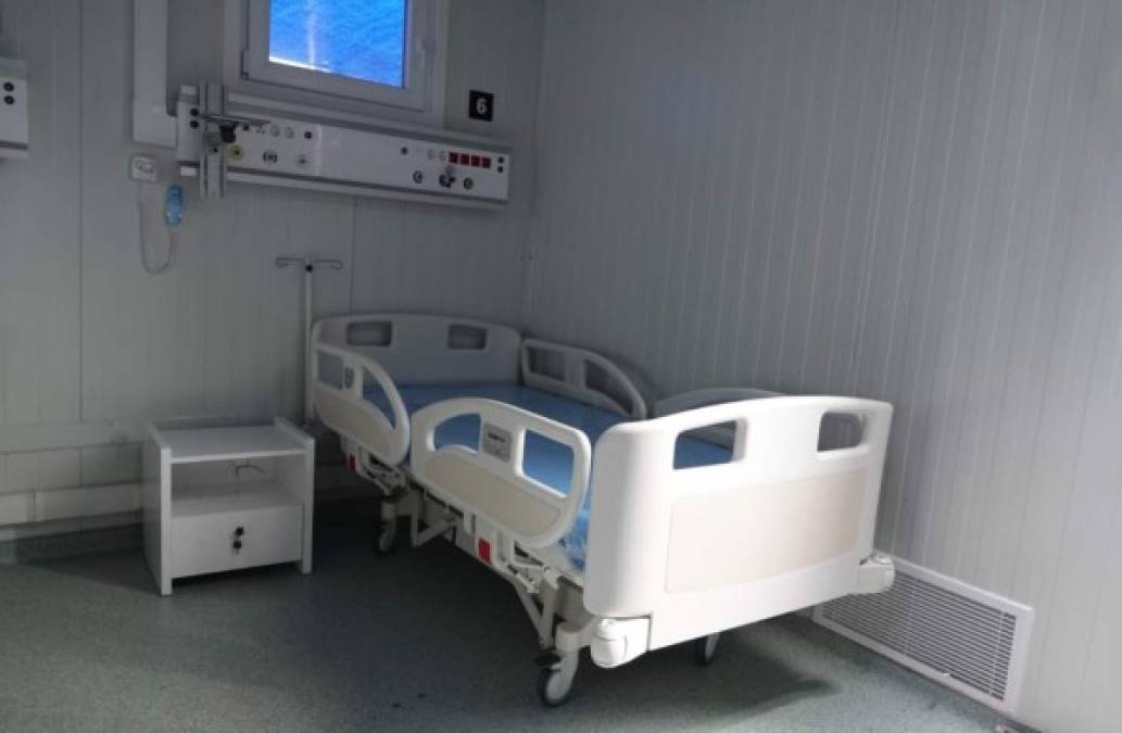 FOTOS: Así avanza la instalación de los urgentes hospitales móviles