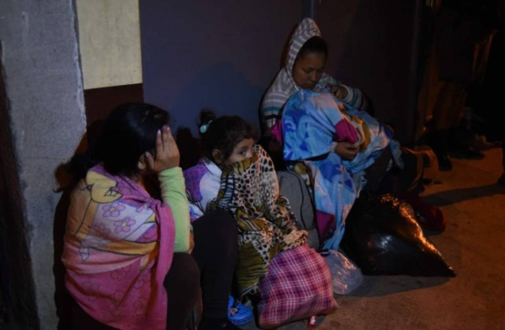 Entre el frío, la zozobra y la angustia pasa la noche la caravana de migrantes en Guatemala