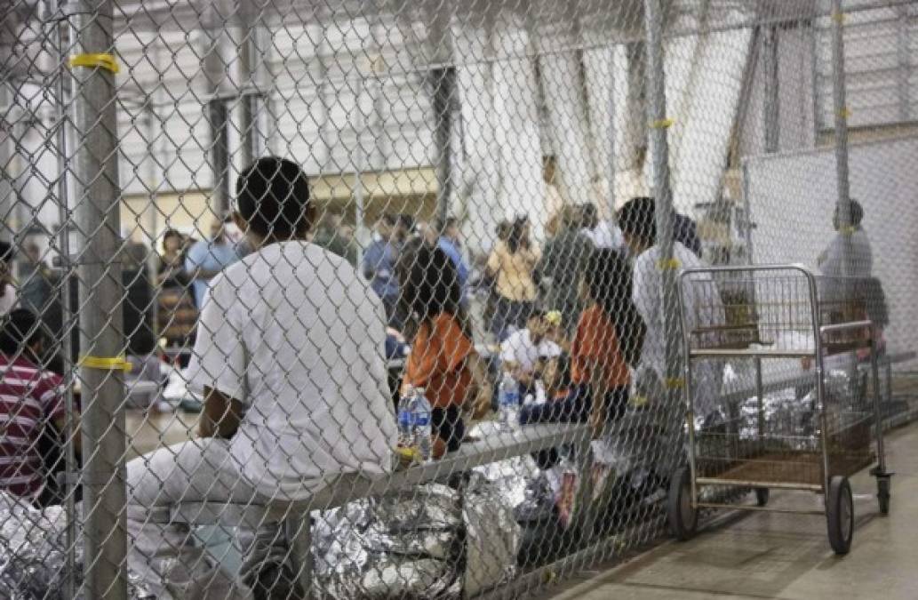 FOTOS: Dentro de 'jaulas' viven niños inmigrantes detenidos en Estados Unidos