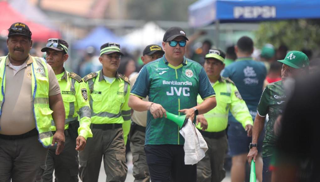 Las formas que buscó la afición para poder aguantar tremendo calor en el Yankel en gran final