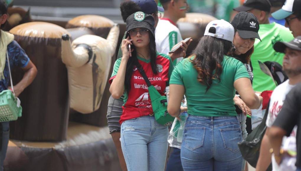 Las formas que buscó la afición para poder aguantar tremendo calor en el Yankel en gran final