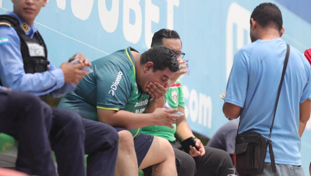 Las formas que buscó la afición para poder aguantar tremendo calor en el Yankel en gran final