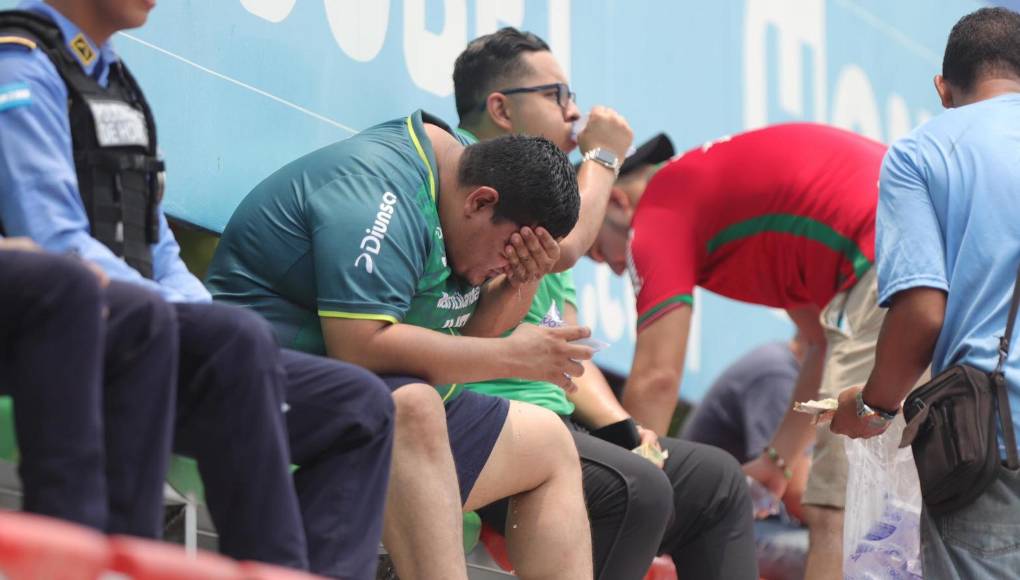 Las formas que buscó la afición para poder aguantar tremendo calor en el Yankel en gran final