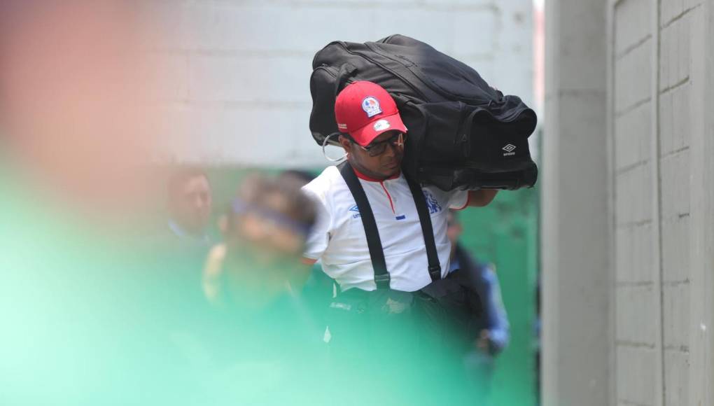 Las formas que buscó la afición para poder aguantar tremendo calor en el Yankel en gran final