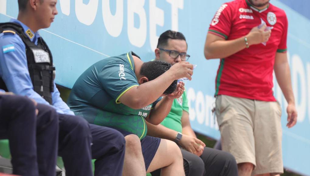 Las formas que buscó la afición para poder aguantar tremendo calor en el Yankel en gran final