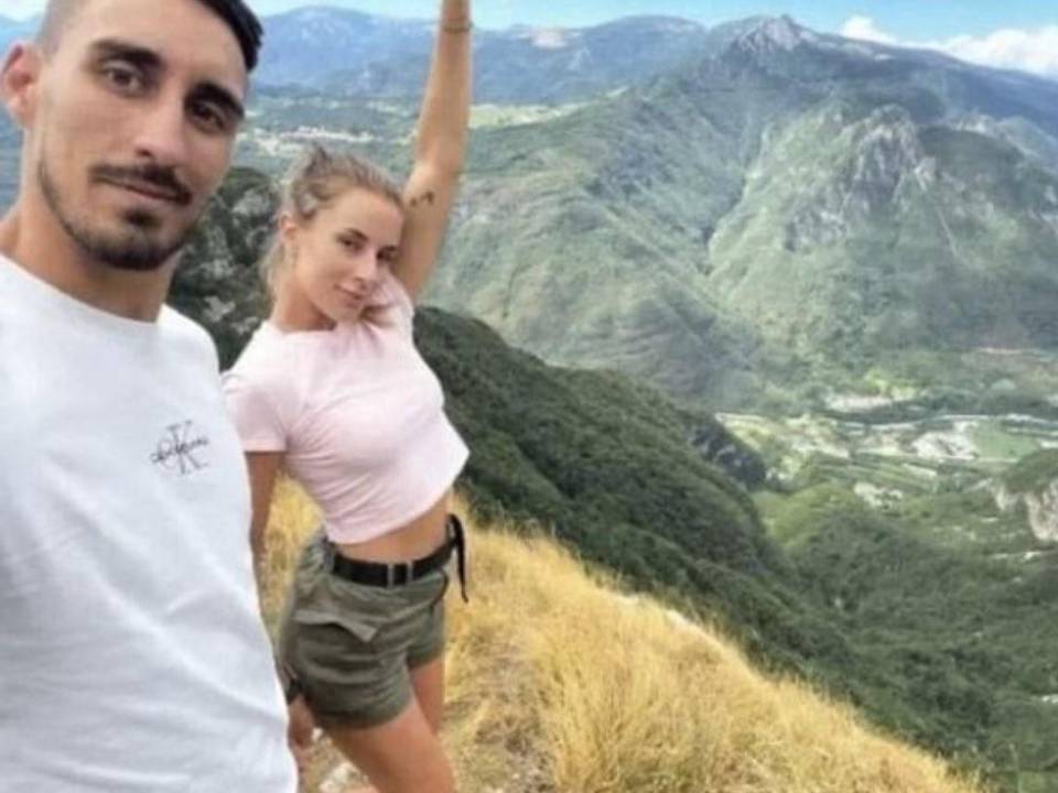 El italiano Andrea Mazzetto bajó por un peligroso acantilado para recuperar su teléfono móvil, luego de caérsele al hacer una selfie, aunque lograron rescatarlo con ayuda de un helicóptero, el joven de 30 años murió en la escena y ahora culpan a su novia.