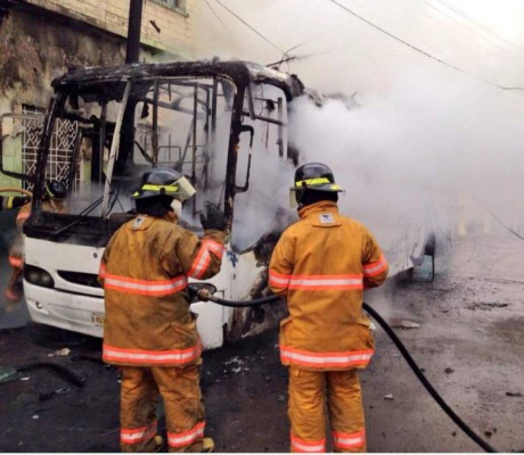 Queman autobús interurbano en terminal del barrio Villa Adela