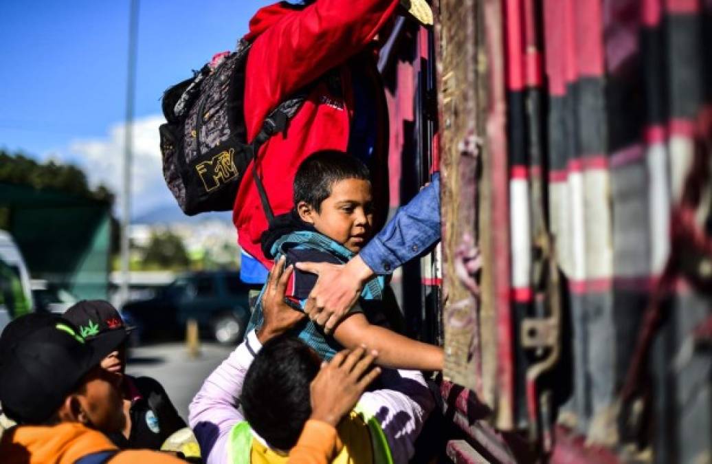 Exhaustos y con la esperanza de llegar a EEUU, niños piden jalón en Ciudad de México