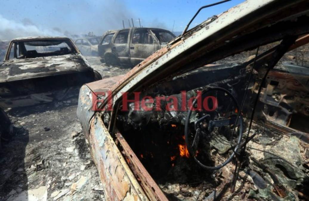 Las 15 fotos más impactantes del incendio que consumió al menos 400 vehículos en la DPI