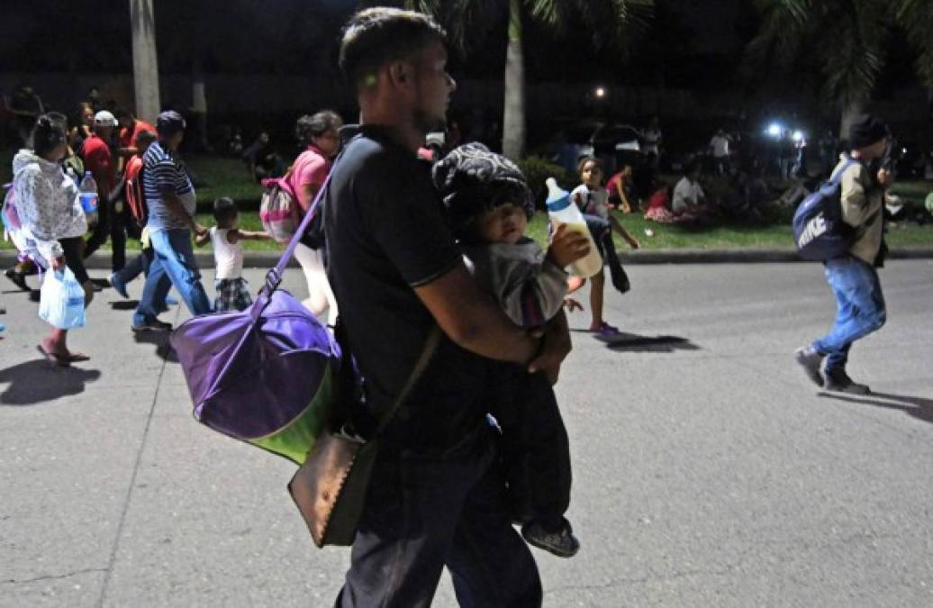 Cargando a sus hijos, una mochila y botellas con agua, así salen los migrantes en caravana desde Honduras a EEUU