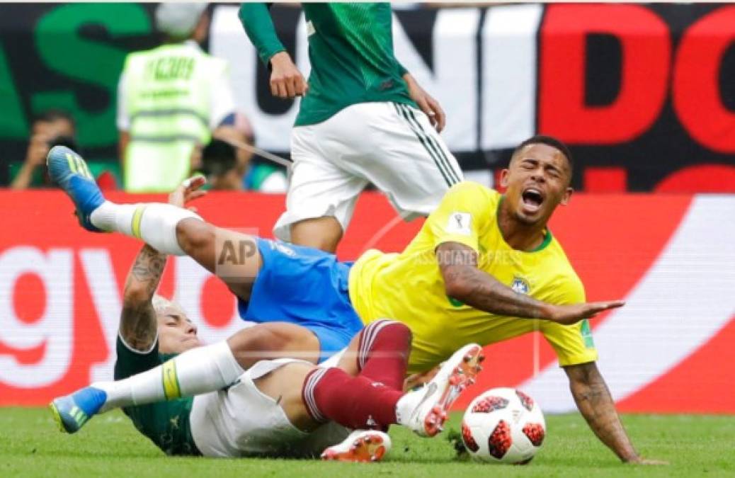 FOTOS: Las más exageradas caídas durante el duelo Brasil contra México; Neymar no es el único actor