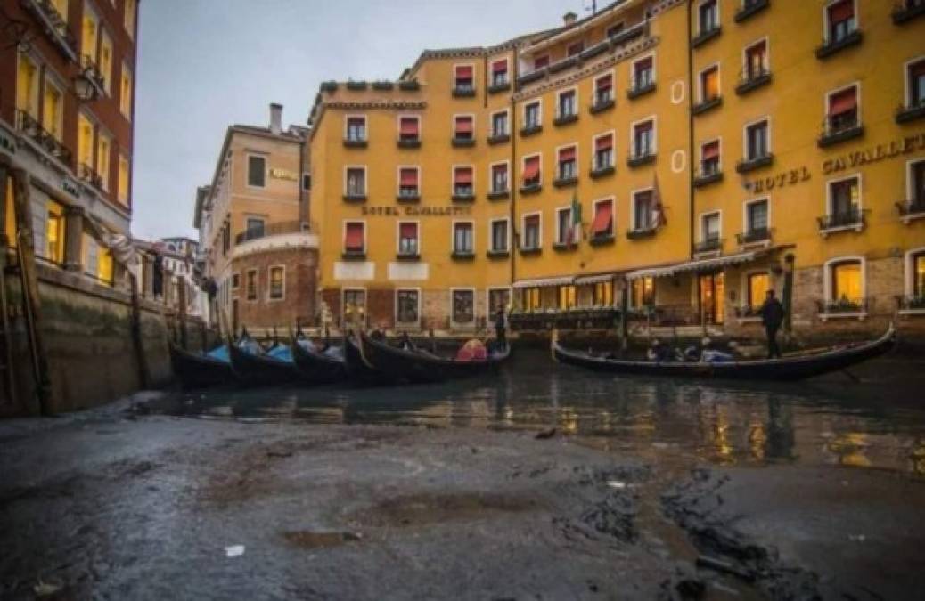 Las impactantes imágenes de los canales de Venecia sin agua