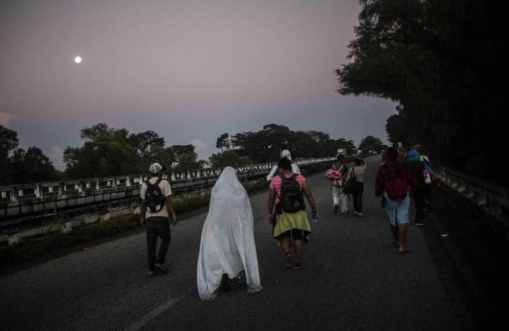 FOTOS: Cae la noche y los migrantes se preparan para dormir en el duro asfalto de México