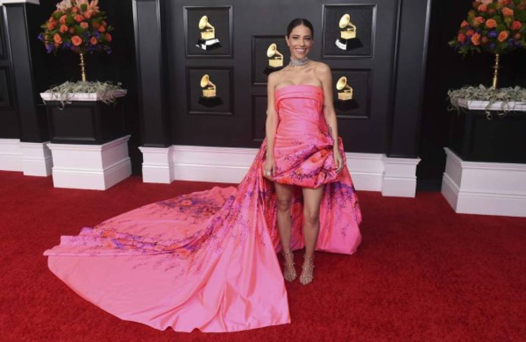 Flores, plumas y esqueletos: los peor vestidos de los Grammy 2021