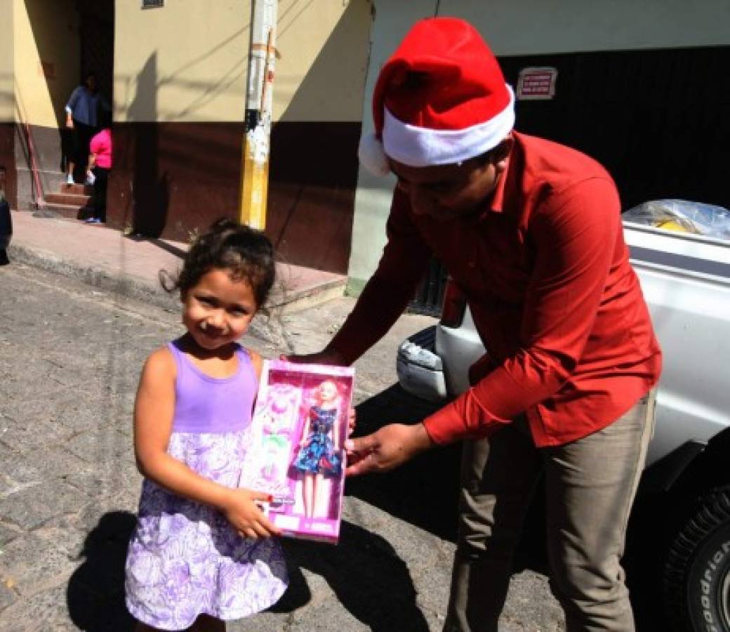 Júbilo y sonrisas durante entrega de juguetes a niños de la capital