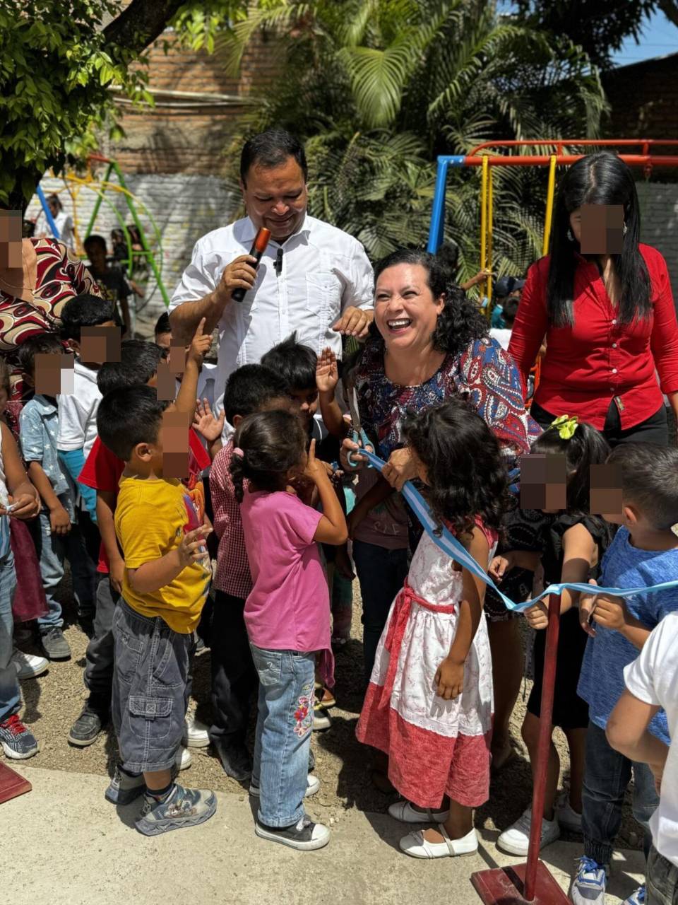 Jari Dixon, diputado de Libre, y Elena Rodríguez, excandidata de Nueva Ruta, aparecen juntos inaugurando una obra en Guaimaca.