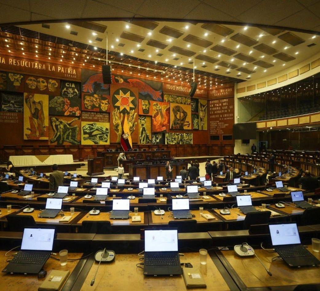 Multas por faltas y retrasos; asambleístas de Ecuador deben pagar hasta 52 mil dólares
