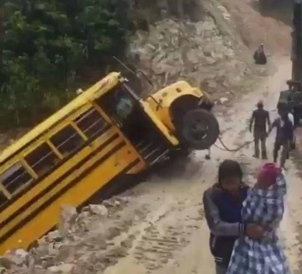 Bus se cae a un barranco por mal estado de carretera en Intibucá