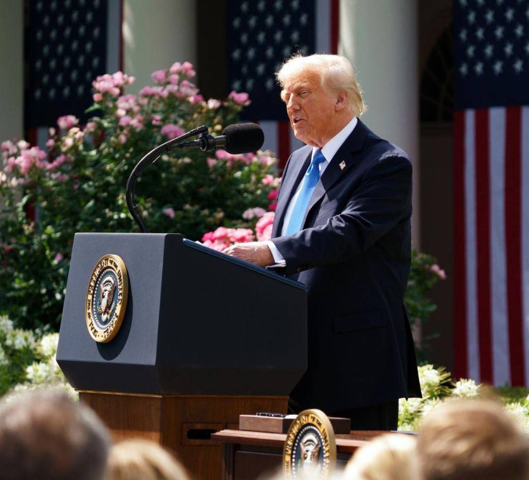 Trump firma ley que prohíbe difundir contenido sexual generada con IA