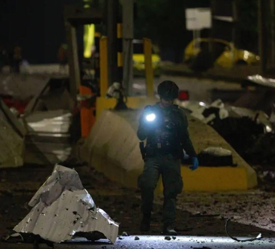 Mueren dos personas tras atentado con explosivos en peaje de Colombia