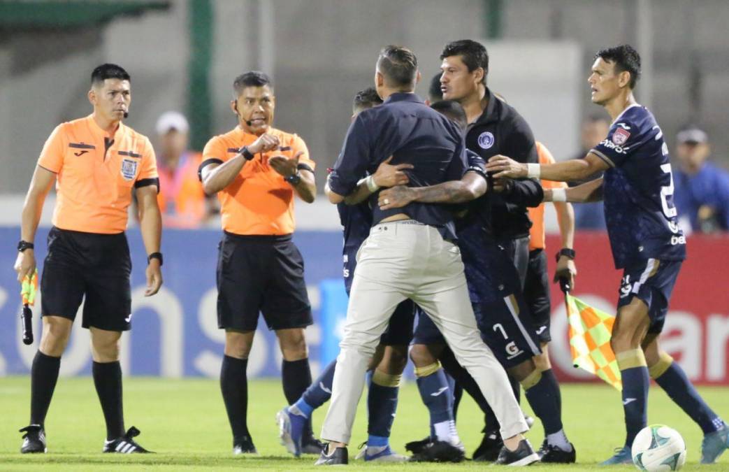 No se miró en TV: “La Tota” Medina intenta agredir al árbitro y Olimpia se acerca a la 35