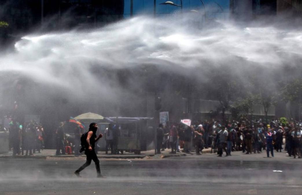 FOTOS: Chile cumple 40 días de convulsión sin lograr sacar a su gobernante