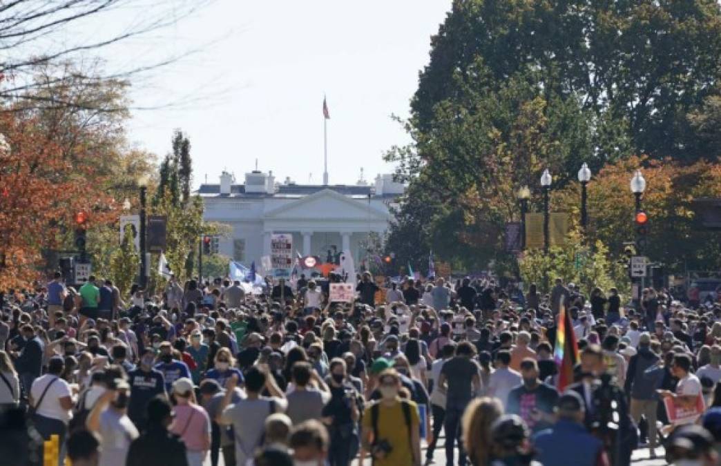 Miles festejan en alrededores de la Casa Blanca al grito de 'fuera Trump'