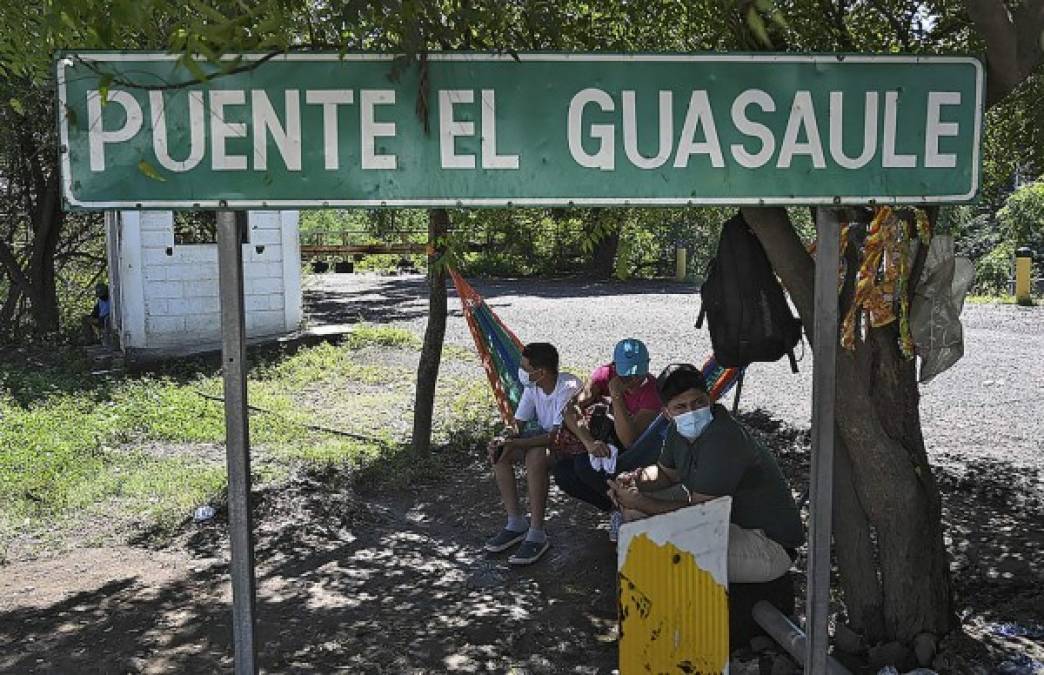 A caballo y en balsas, nicaragüenses cruzan hacia Honduras a vacunarse contra el covid-19