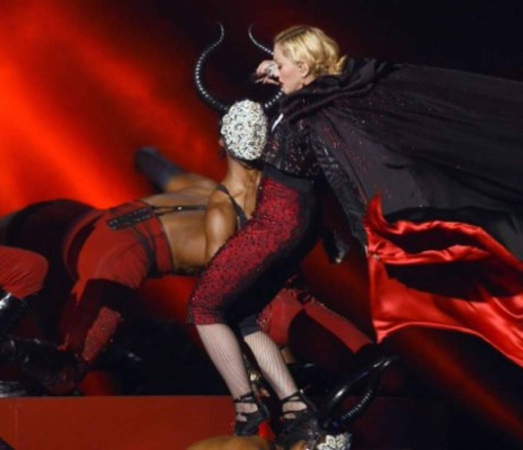 Madonna y su aparatosa caída en el escenario de los Brit Awards
