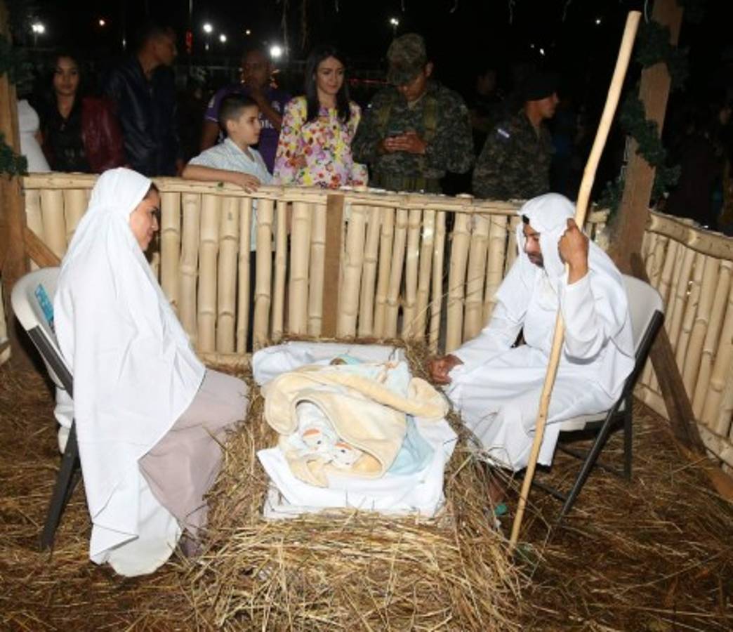 Concurrido festejo navideño en el Campo de Parada Marte