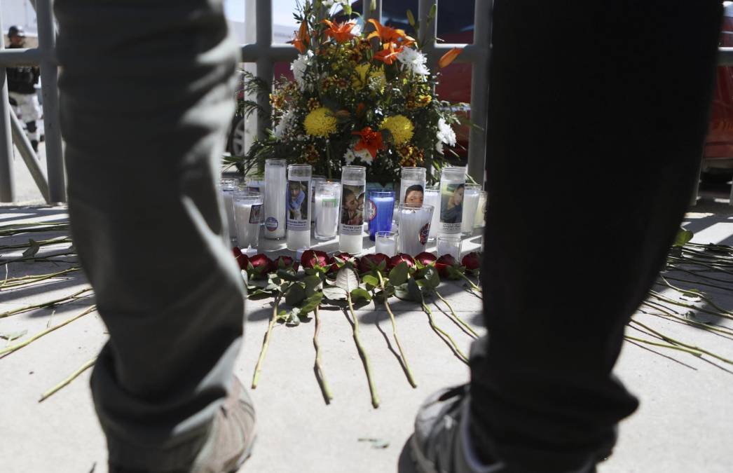 Veladoras y flores en nombre de los migrantes fallecidos en Ciudad Juárez