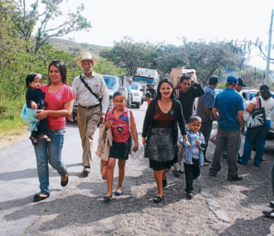 Transportistas realizan protesta para exigir reparación de carretera