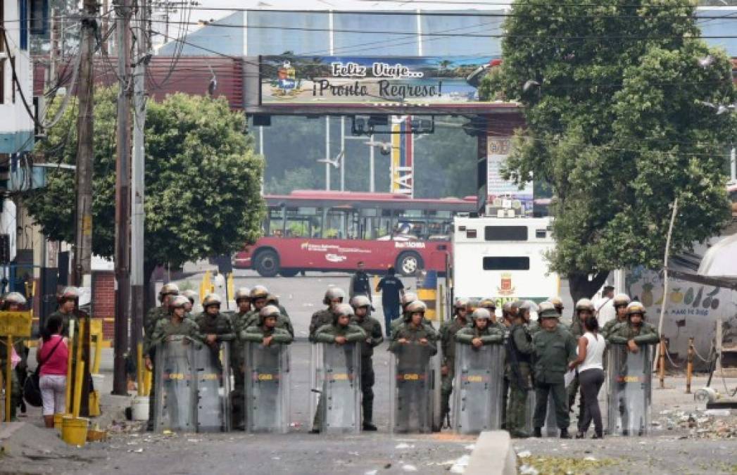 Como zona de guerra quedó Venezuela tras violentas protestas por ingreso de ayuda humanitaria