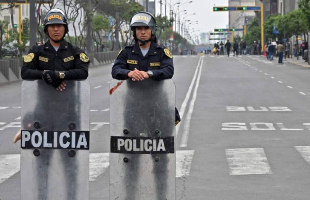 Perú: Calles desoladas tras decisión del presidente de cerrar el Congreso