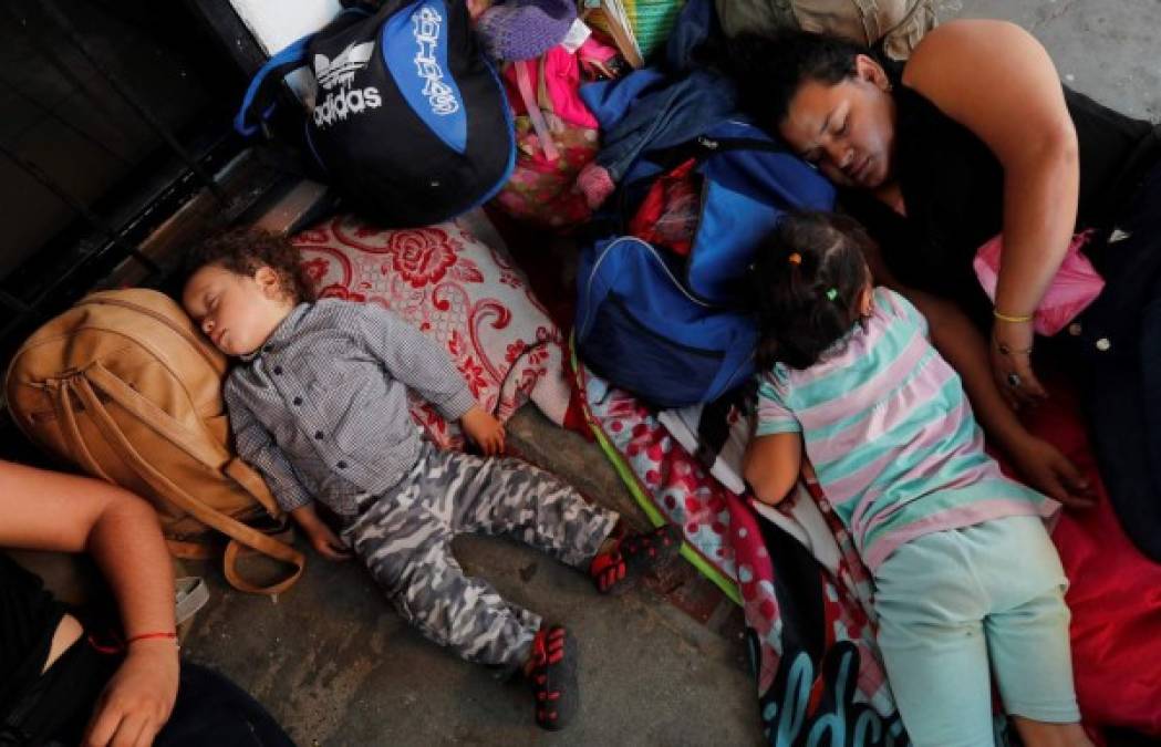 Hondureños en caravana sufren la fría y tenebrosa ruta migratoria, sin comida y sin techo