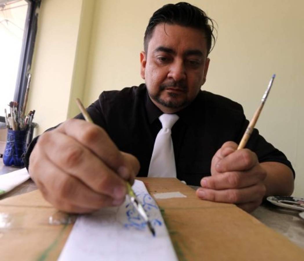 Elder Mejía, el artista gráfico que plasma su creatividad sobre corbatas y camisetas