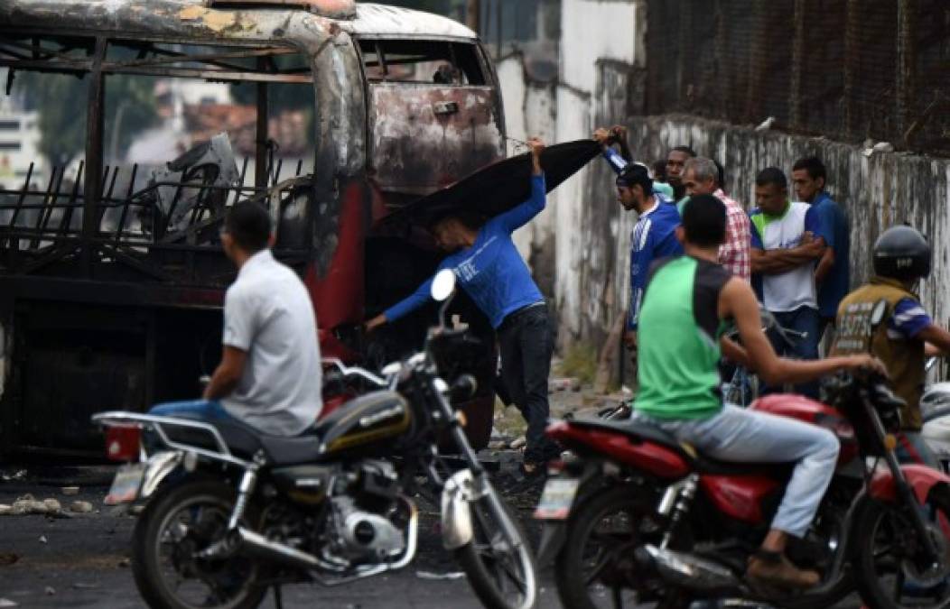Como zona de guerra quedó Venezuela tras violentas protestas por ingreso de ayuda humanitaria